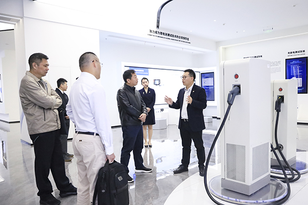 星云股份副董事長(zhǎng)、總裁劉作斌向福船集團(tuán)副總經(jīng)理李振均一行介紹公司充電產(chǎn)品.jpg